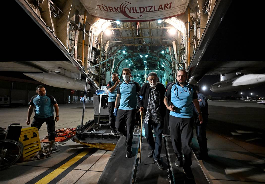 Hacda sağlık sorunları yaşayan 13 kişi Türkiye'ye getirildi - Resim: 4